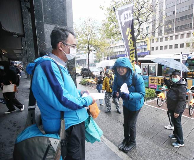 罗智强发放连署书。（赵双杰摄）