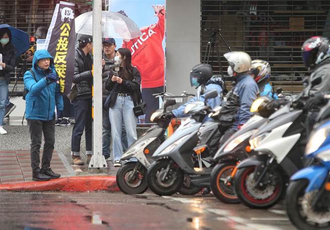 罗智强在路口邀请民眾填连署书。（赵双杰摄）