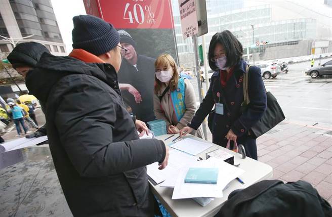 民眾参与连署。（赵双杰摄）