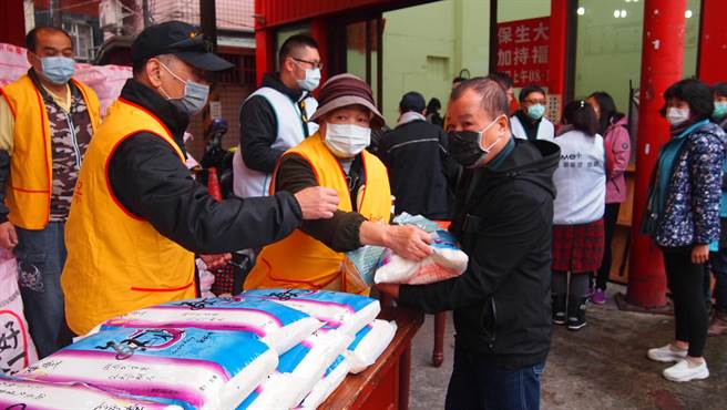 新北市永和区公所号召保福宫、永和玄圣阁、新北市心灵雅居慈善协会、新北市慈善会、台北威泽堂、台北爱国狮子会等6个慈善团体共同做爱心。（永和区公所提供）