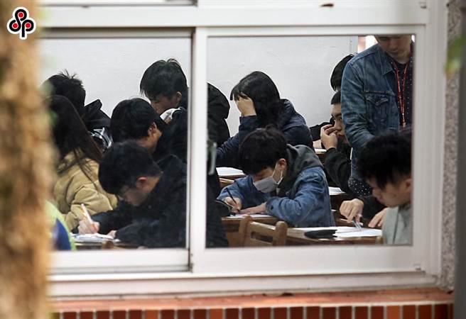因应疫情，大学术科考试委员会今(8)日公布「试场分配表」，并提醒考生得戴口罩应试，并且不开放陪考。图为学测考试场景。（本报资料照）