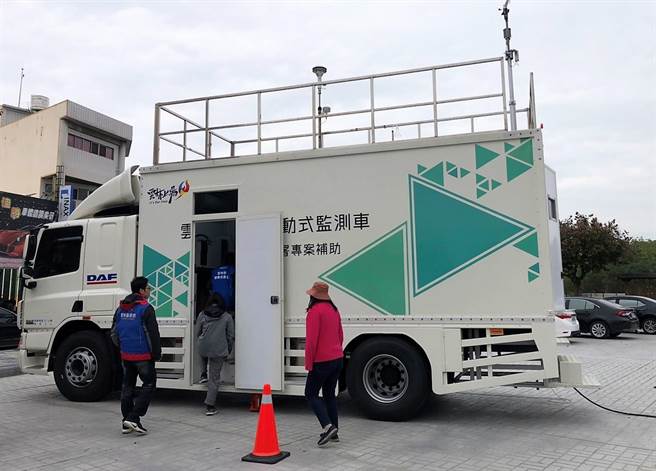 雲林縣環保局把移動式空氣品質監測車開進斗南田徑場就地監測。（周麗蘭攝）