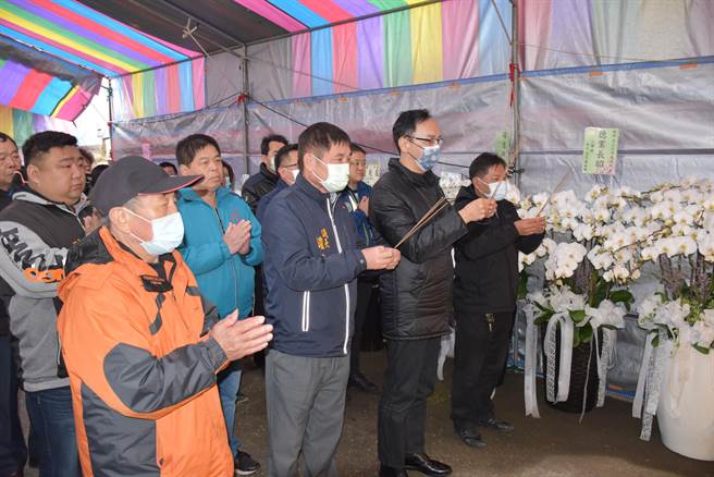 前国民党主席朱立伦8日上午前往三湾梁召明的灵堂前上香悼祭。（谢明俊摄）