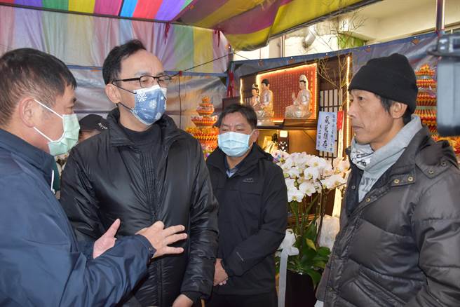 朱立伦向梁召明的胞兄致意节哀。（谢明俊摄）