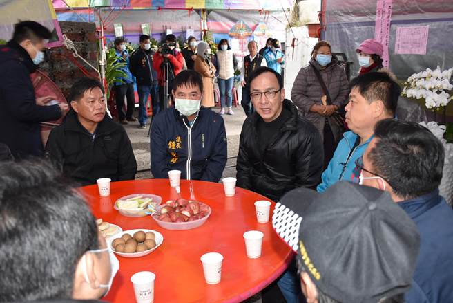 朱立伦8日上午赴梁召明灵堂前致祭并与议长锺东锦等地方人士交换意见。（谢明俊摄）