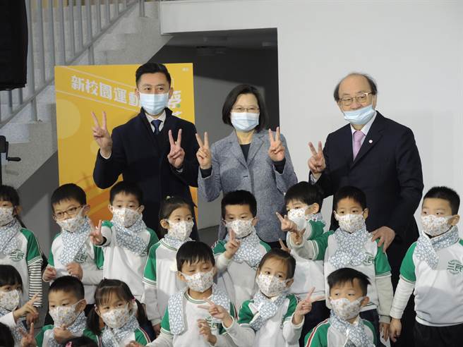 蔡英文总统（后中）被认为太少与民沟通，但发言人驳斥此一说法，并列举几个最近全台走透透行程。（邱立雅摄）