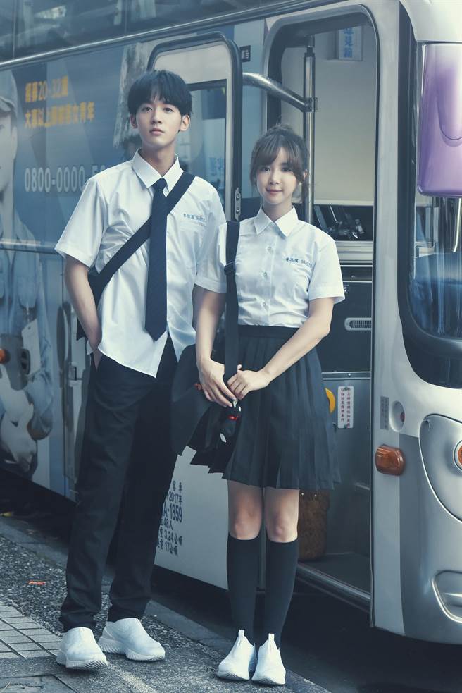 吴思贤（左）、李佳颖首次合作拍摄MV。（传奇星娱乐提供）