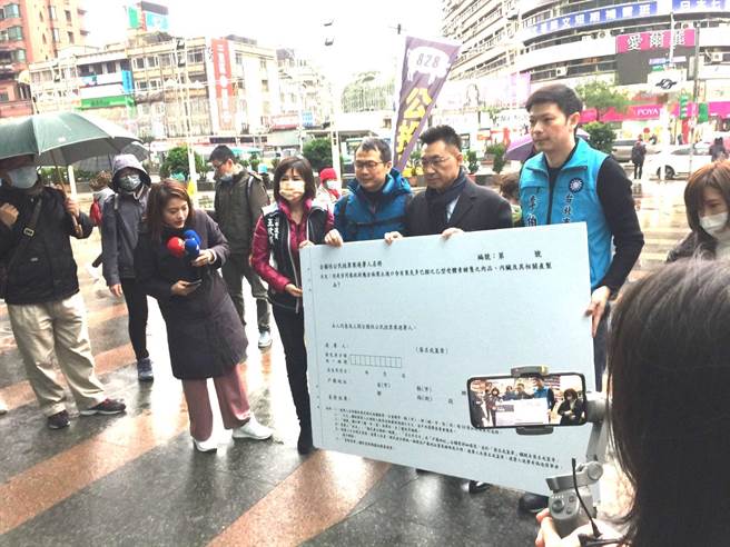 國民黨革實院長、北市議員羅智強8日推出「縱橫台北公投連署」行動，黨主席江啟臣也出席參與活動。（張立勳攝）