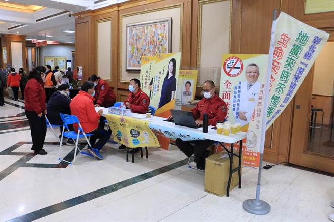 消防二大队西区分队8日在员生医院宣导，并开放设籍在员林西区民眾申请装设，一户可以申请一个。（员荣医疗体系提供／谢琼云彰化传真）
