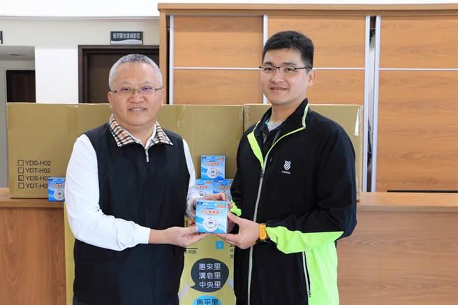 员生医院院长郭武宪（左）代表员生医院捐赠150个住宅火灾警报器，由消防第二大队长徐温聪代表接受。（员荣医疗体系提供／谢琼云彰化传真）