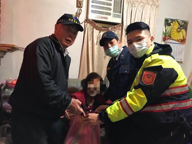 新北市和永和警分局永和派出所警員與里長等一起關心轄內弱勢。（永和警分局提供）