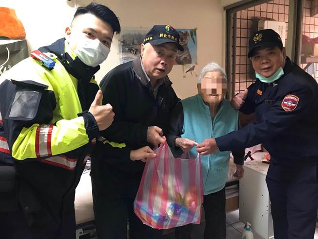 新北市和永和警分局永和派出所警員與里長等一起關心轄內弱勢。（永和警分局提供）