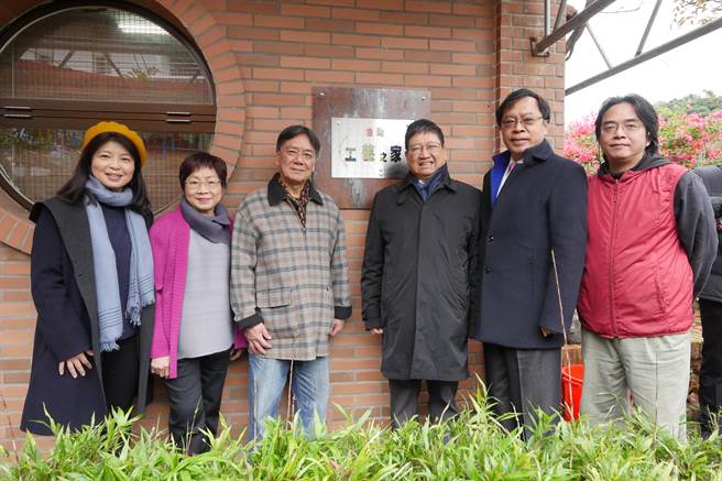 新竹縣再添一名「台灣工藝之家」，竹雕大師翁明川位於關西鎮的樂竹齋竹雕工作室，8日正式揭牌，新竹縣長楊文科（右三）前往參與。（莊旻靜攝）