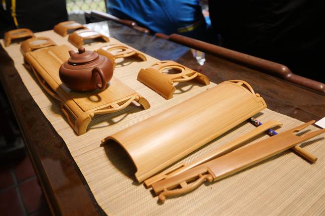 竹雕大師翁明川因喜好品茗而開始創作，題材跳脫傳統。（莊旻靜攝）