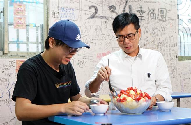 哈玛星知名冰品受欢迎，高雄市长陈其迈日前为「高雄一百周年庆PHONE狂GO物时时抽」活动与网红也挑战三倍冰。（高市经发局提供／柯宗纬高雄传真）