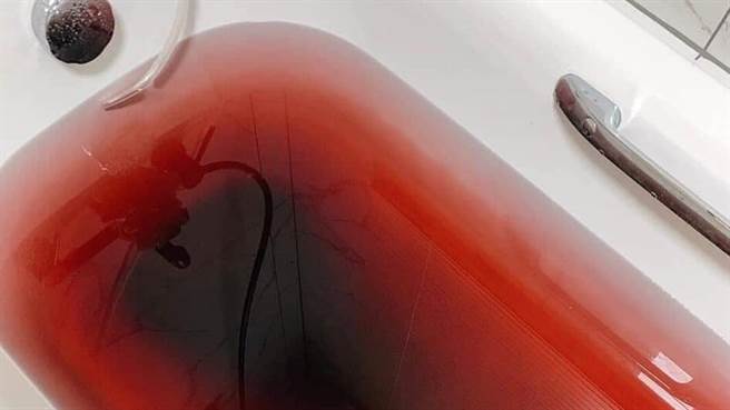 一名网友分享整缸浴缸的「血水照」，真相曝光后不少网友反而笑喷。（图／翻摄自爆废公社公开版）