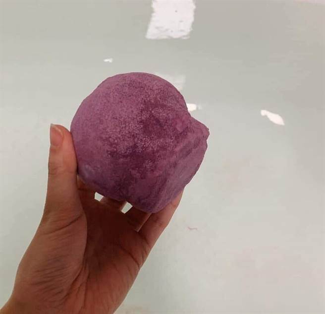 浴缸染红的真相其实是入浴球。（图／翻摄自爆废公社公开版）