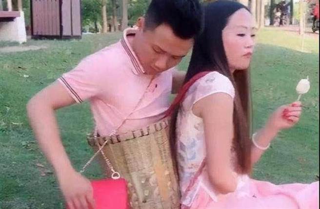 「连体夫妻」影片在网路疯传后走红。（图／微博）