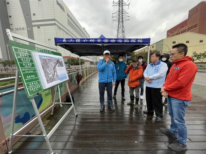 立法委员洪孟楷、议员宋明宗、泰山区公所及施工单位今天前往泰山区中港南路会勘。（李俊淇摄）