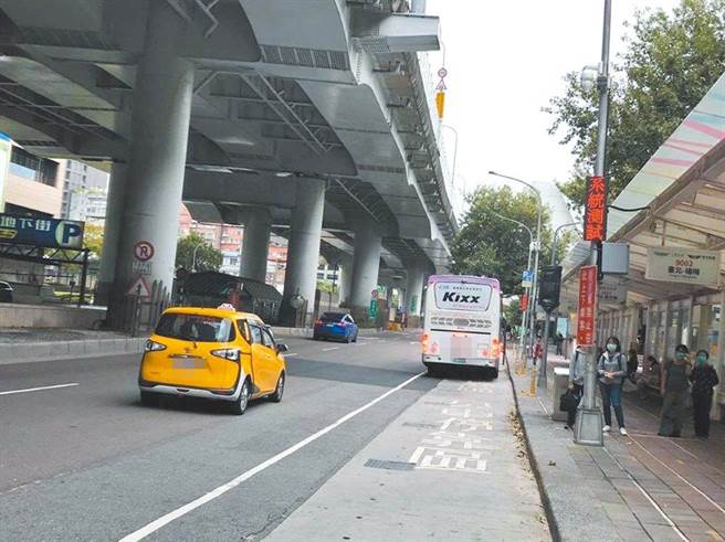 女子因为闪避停在外车道的公车与计程车，竟不幸遭后方货车辗过死亡。（示意图／中时资料照）