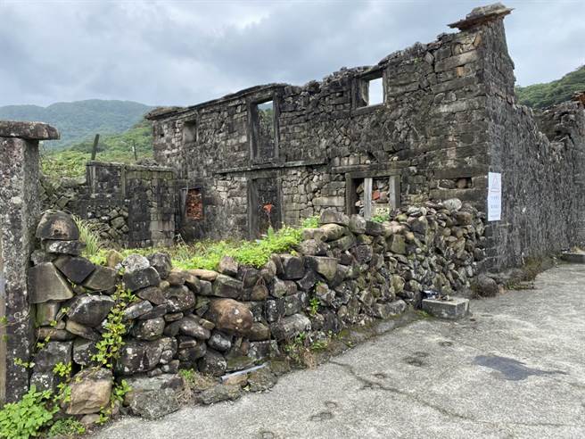 「吳家樓仔厝」是少見2層樓以上的百年石頭屋，雖外表殘破、牆垣殘缺，但細細考究仍可見昔日風華。（新北市文化局提供／許哲瑗新北傳真）