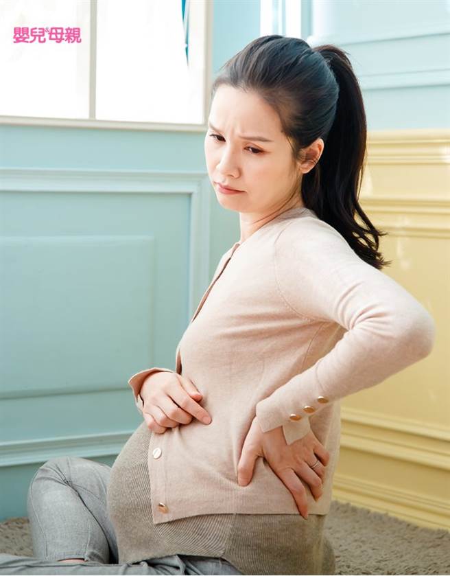 解救孕期尾椎痛！物理治疗师指导，3招简易舒缓操轻松学。(图/婴儿与母亲提供)
