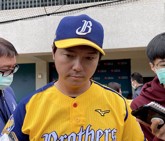 中信兄弟总教练林威助。（邓心瑜摄）