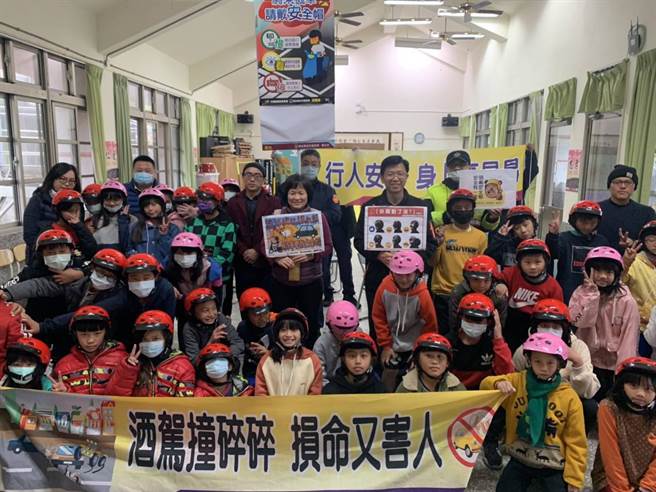 道安宣导，春阳部落一人一顶小红帽。（仁爱警分局提供／黄立杰南投传真）