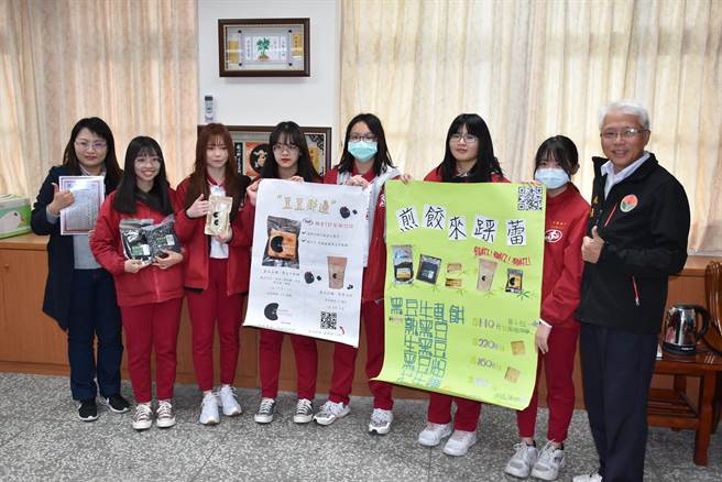 頭份市興華高中商業經營科學生參加全國新農行銷競賽，以黑豆牛軋餅獲得加工組優勝。（謝明俊攝）