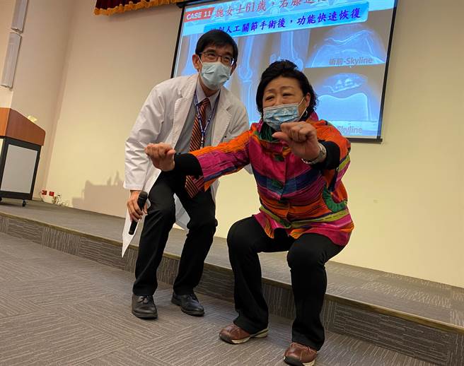 62歲魏女士接受中國醫藥大學附設醫院骨科部副院長李光申的微創人工膝關節手術治療，現在已可天天日行萬步，還可做深蹲。（馮惠宜攝）