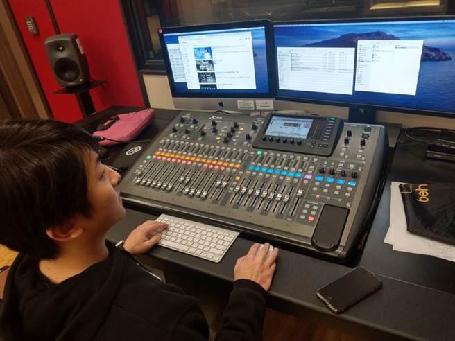 醒吾科技大学斥鉅资建置专业录音室，由玩声乐团团长洪大为老师负责操控。 (醒吾科大提供)