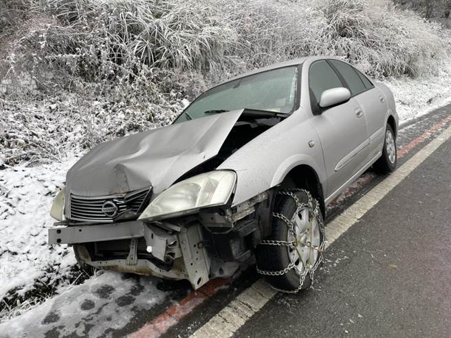 雪地溼滑，有小客車不慎打滑，失控自撞山壁，引擎蓋掀起，卡在山溝動彈不得。（武陵農場提供／王文吉台中傳真）