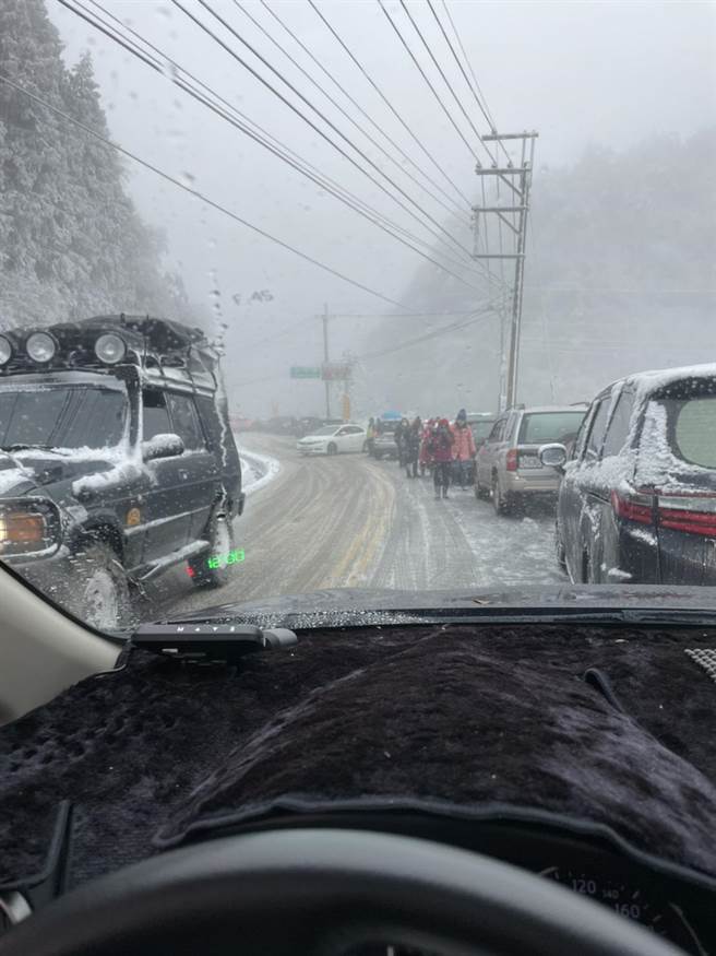 台七甲線思源埡口到勝光派出所長達5公里路段山林一片冰天雪地，追雪族持續湧入。（武陵農場提供／王文吉台中傳真）
