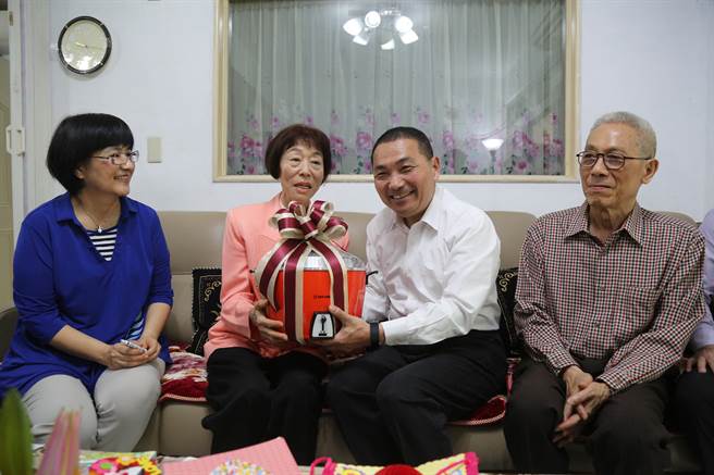 馬安琪（左二）多年來用心照顧寄養兒童，2019年她當選模範母親，新北市長侯友宜（右二）特地前往祝賀，感謝她無私母愛。（本報資料照/葉書宏攝）