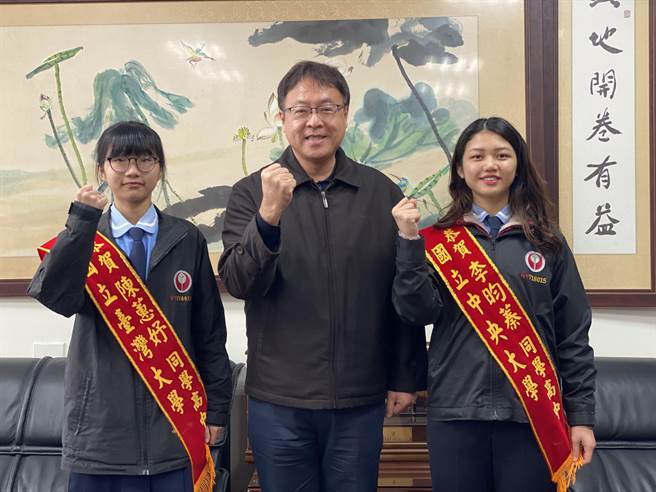 国立员林家商校长陈定宏（中）期勉录取台大会计系的陈蕙妤（左）与中央大学英美语系的李昀蓁（右）要更努力拚出自己的一片天。（谢琼云摄）