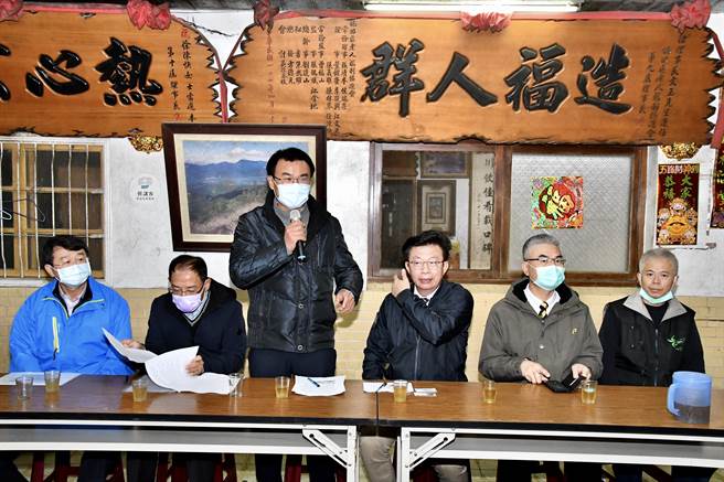 农委会主委陈吉仲8日至楠西区梅岭与农民座谈，说明梅岭果树专区国有林解编进度。（台南市农业局提供／刘秀芬台南传真）