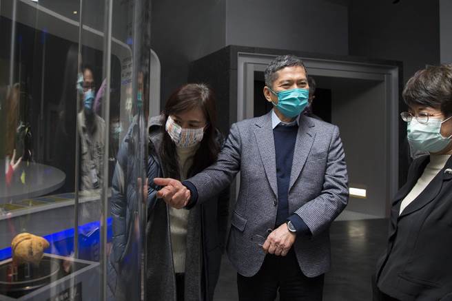 文化部长李永得（左二）与立委林宜瑾（左一）8日访视国立台湾史前文化博物馆南科考古馆。（南科考古馆提供／李宜杰台南传真）