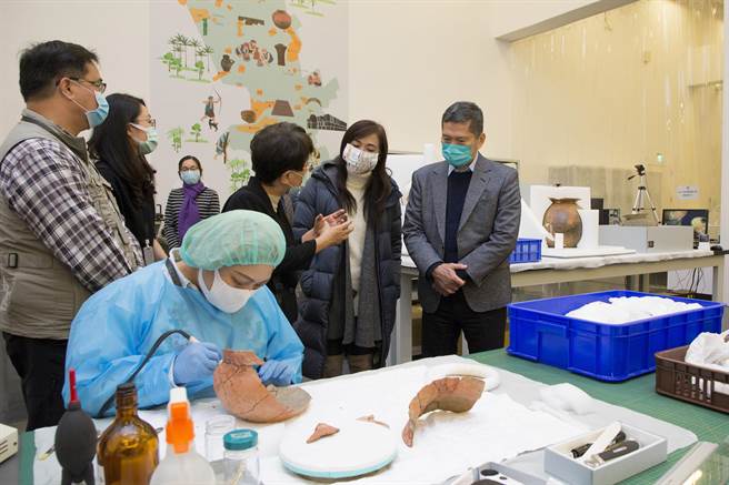 李永得（右一）期许南科考古馆展开跨国合作。（南科考古馆提供／李宜杰台南传真）