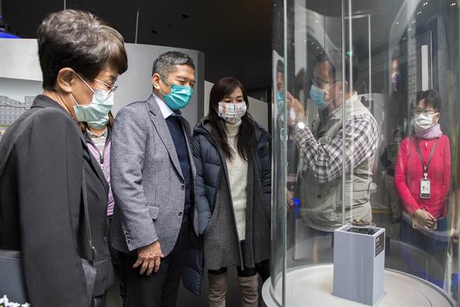 文化部长李永得（左二）与立委林宜瑾（左三）8日访视国立台湾史前文化博物馆南科考古馆。（南科考古馆提供／李宜杰台南传真）