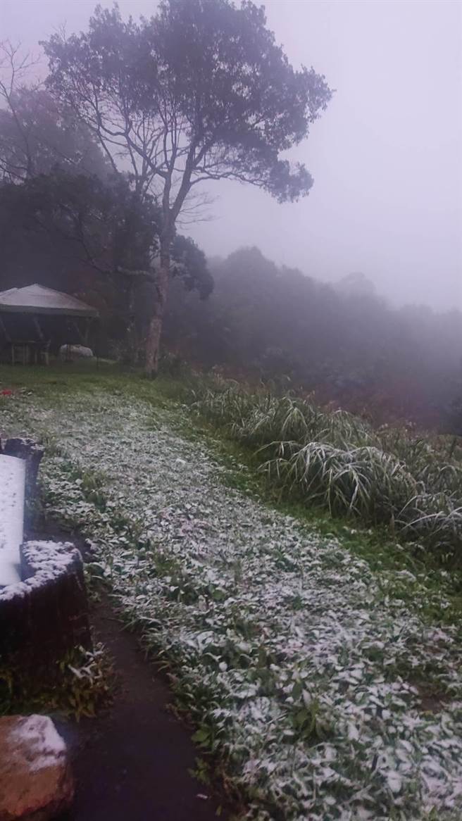 新北市烏來區信福路120巷今（8日）清晨也開始結霜，甚至下起冰霰。（摘自新店警好讚臉書）