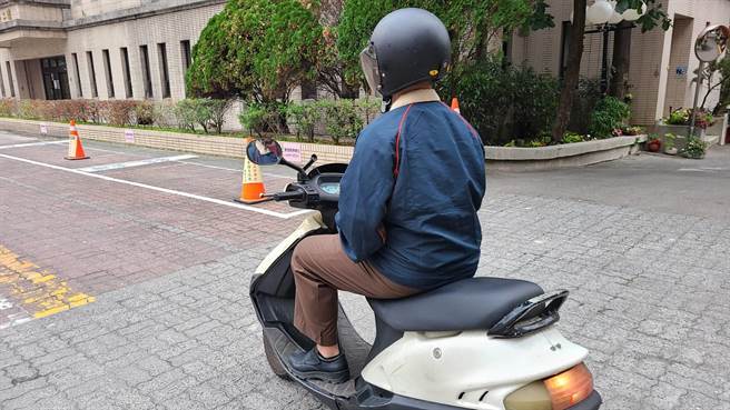 台中市警察局交通警察大隊指出，單手騎車如遇石頭、路面坑洞不平或發生突發狀況可能失控，導致車禍發生。（台中市警察局提供／張妍溱台中傳真）