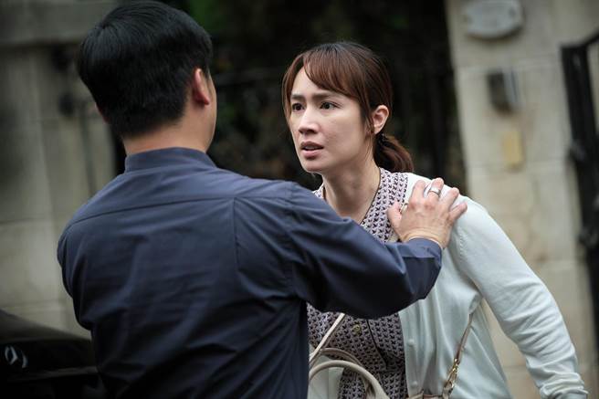 小薰向游安順追車討債被阻止。（公視提供）