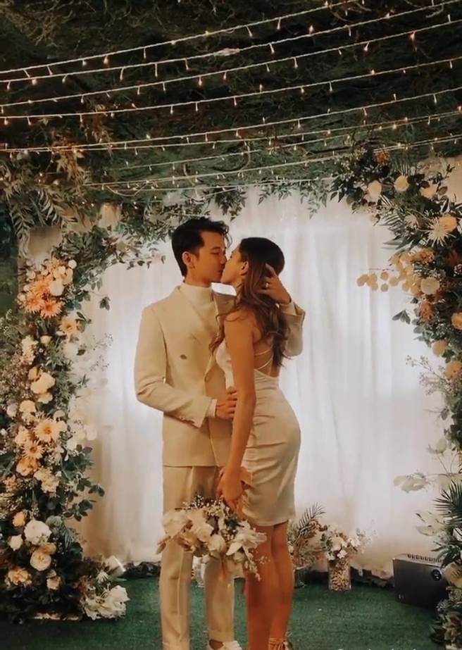 曾子益为爱飞香港，经过隔离后顺利登记结婚。（曾子益提供）