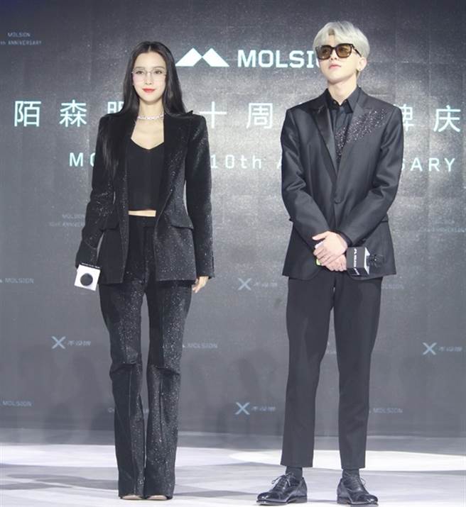 Baby難得以褲裝現身，被指徹底黑化。(取自微博)