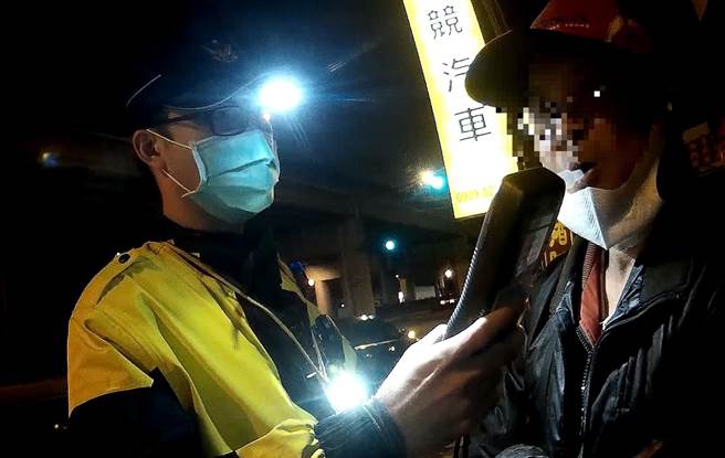 男子酒駕欲拒檢，聽到拒檢要罰18萬，乖乖停下來接受酒測，果然超標，依違反刑法公共危險罪移送，且要繳罰鍰。（霧峰分局提供／黃國峰台中傳真）