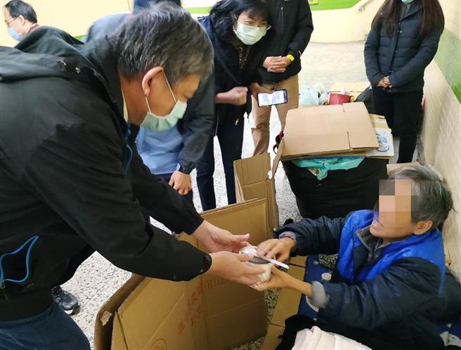 台中市社會局長彭懷真（左）關懷街友，發放熱紅豆湯、暖暖包、毛帽等禦寒物資。（盧金足攝）