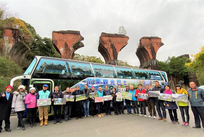 全台最大租車旅遊集團e-go，8日開通苗栗觀光巴士3路線，與三義鐵道自行車合作，盼創造民間業者與遊客雙贏。（巫靜婷攝）