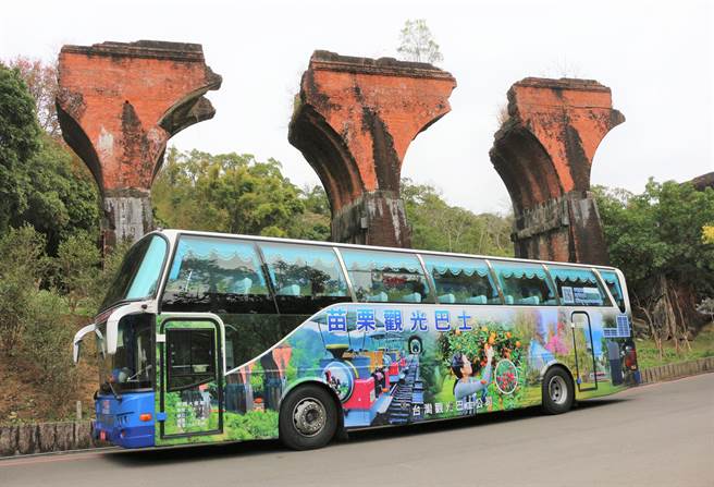 全台最大租車旅遊集團e-go，8日開通苗栗觀光巴士3路線，與三義鐵道自行車合作，盼創造民間業者與遊客雙贏。（巫靜婷攝）