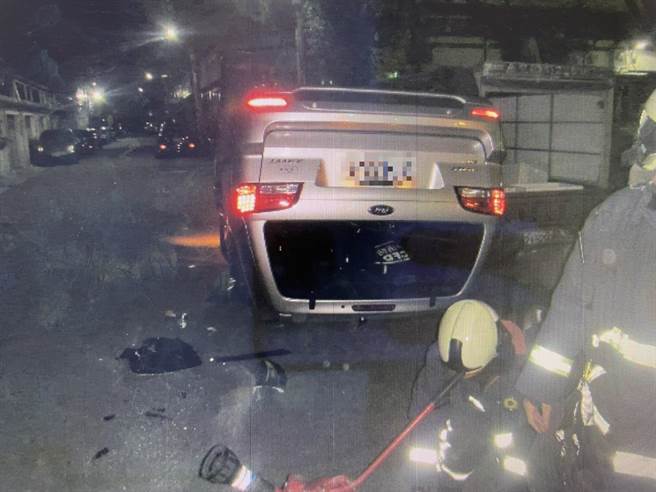 台中市21歲鄧姓男子8日駕駛自小客貨車，突遇1隻貓咪突然從右側路旁衝出馬路，車子失控撞及2部停在路邊車輛與瓦斯管線，整台車輛翻覆。（讀者提供／張妍溱台中傳真）