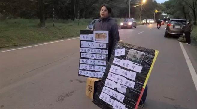 黄兄今日到杨梅营区举牌抗议，替死去的弟弟讨公道。（翻摄照片／黄婉婷桃园传真）